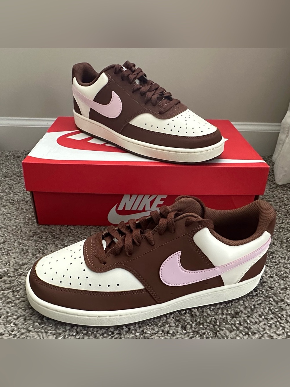 Nike Men’s Low-Top Sneakers in Brown, White & Pink